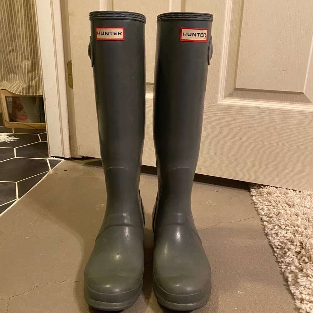 Women’s size 9 green knee tall Hunter boots
